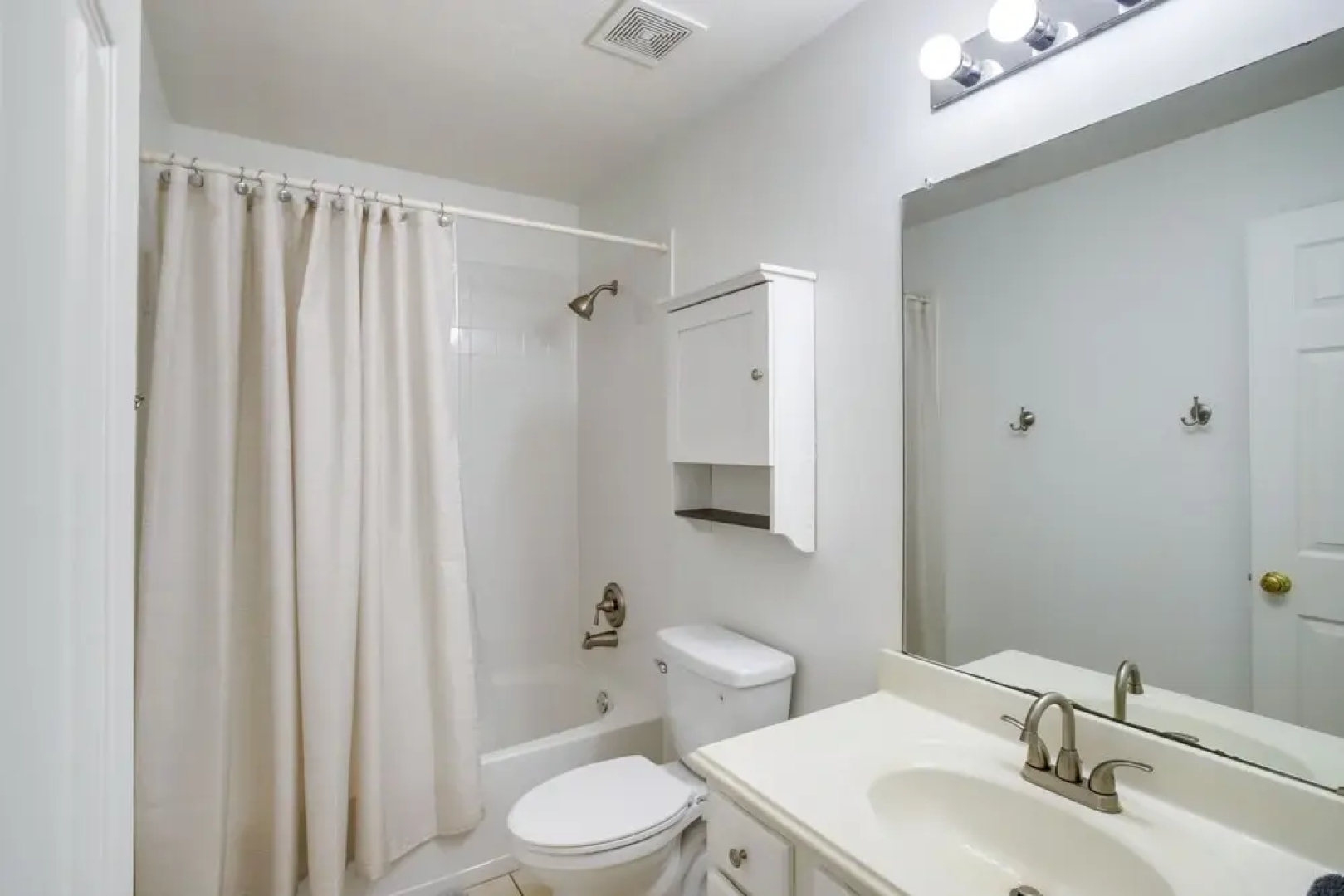 Pet-friendly Spring Home - 4 Mi to Six Flags!