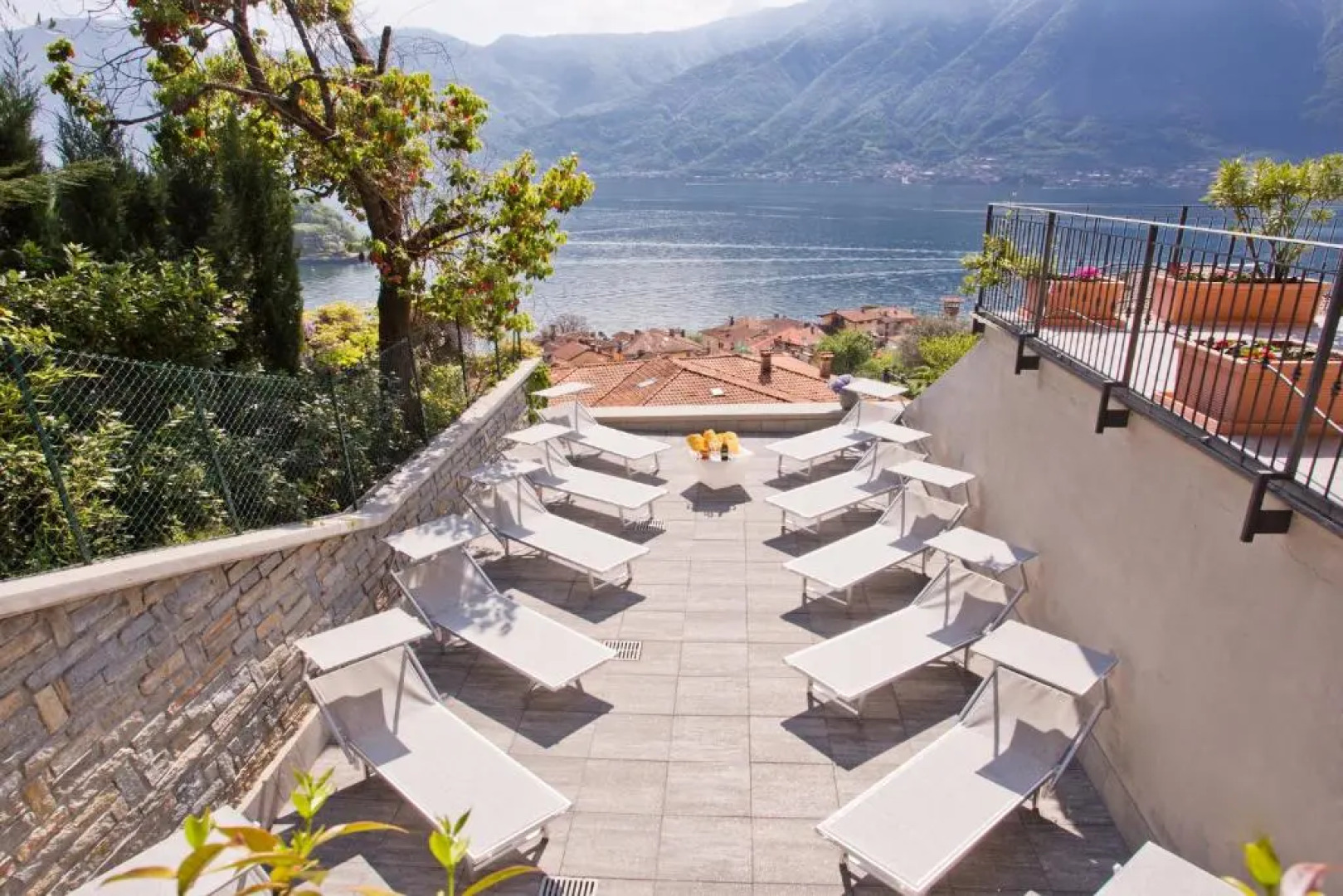 Sala Comacina Apartment No 1 (Sleeps 10)