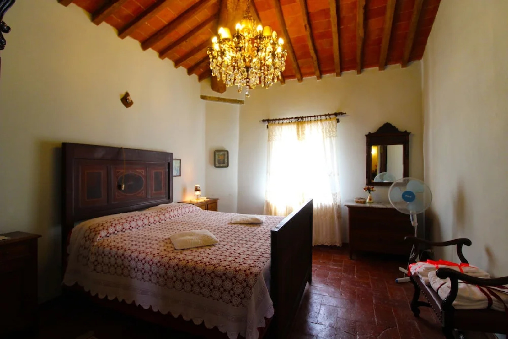 Stunning private villa for 6 guests with private pool, TV, pets allowed and parking