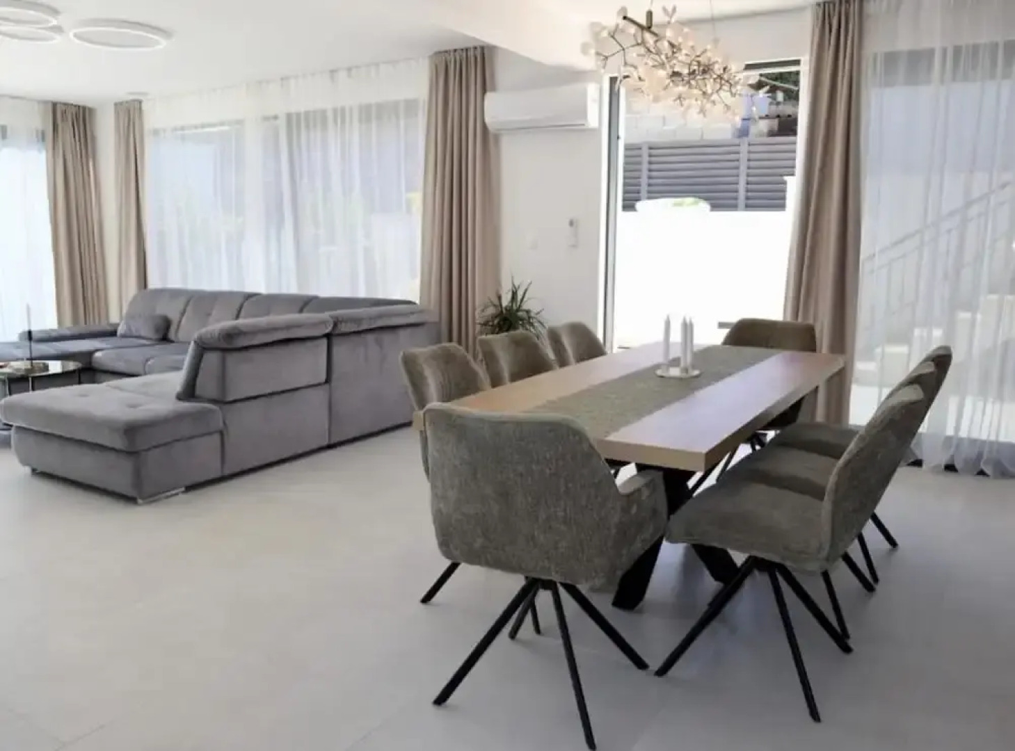 Sunset Villa Aves With Pool, Gym and Sauna