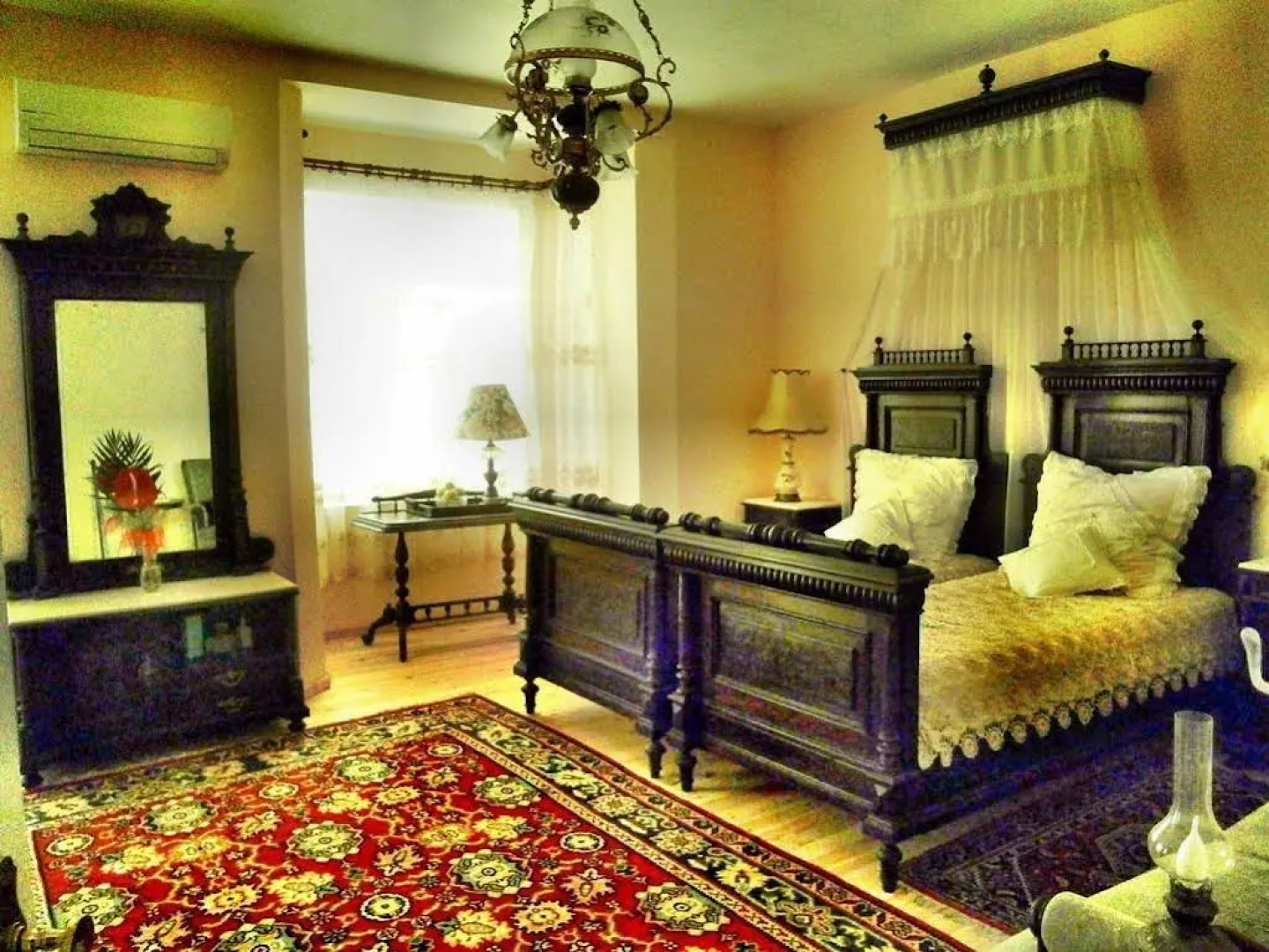 Retro - 19th Century Guest House