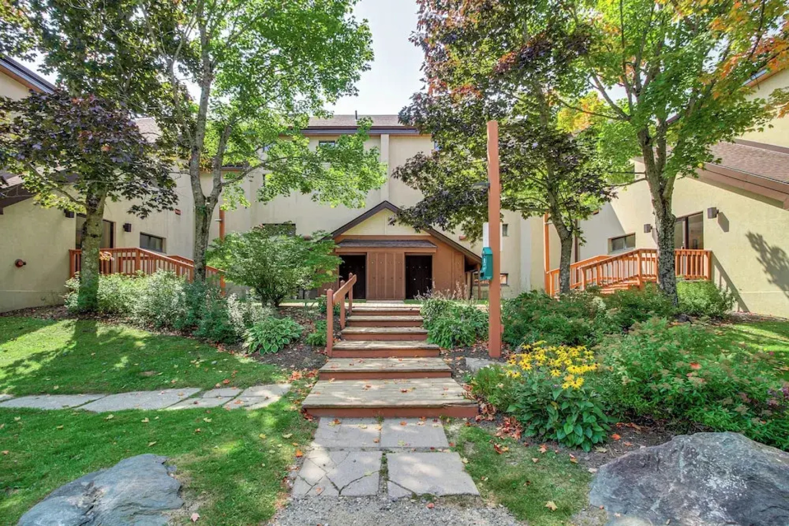 'bearfoot Apres' Mtn-view Condo < 1 Mi to Mt Snow!