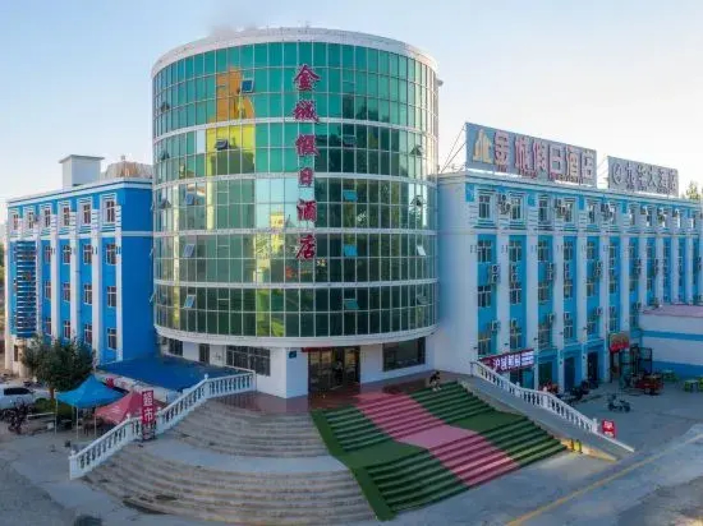 Jincheng Holiday Hotel (Burqin Hedi night market)