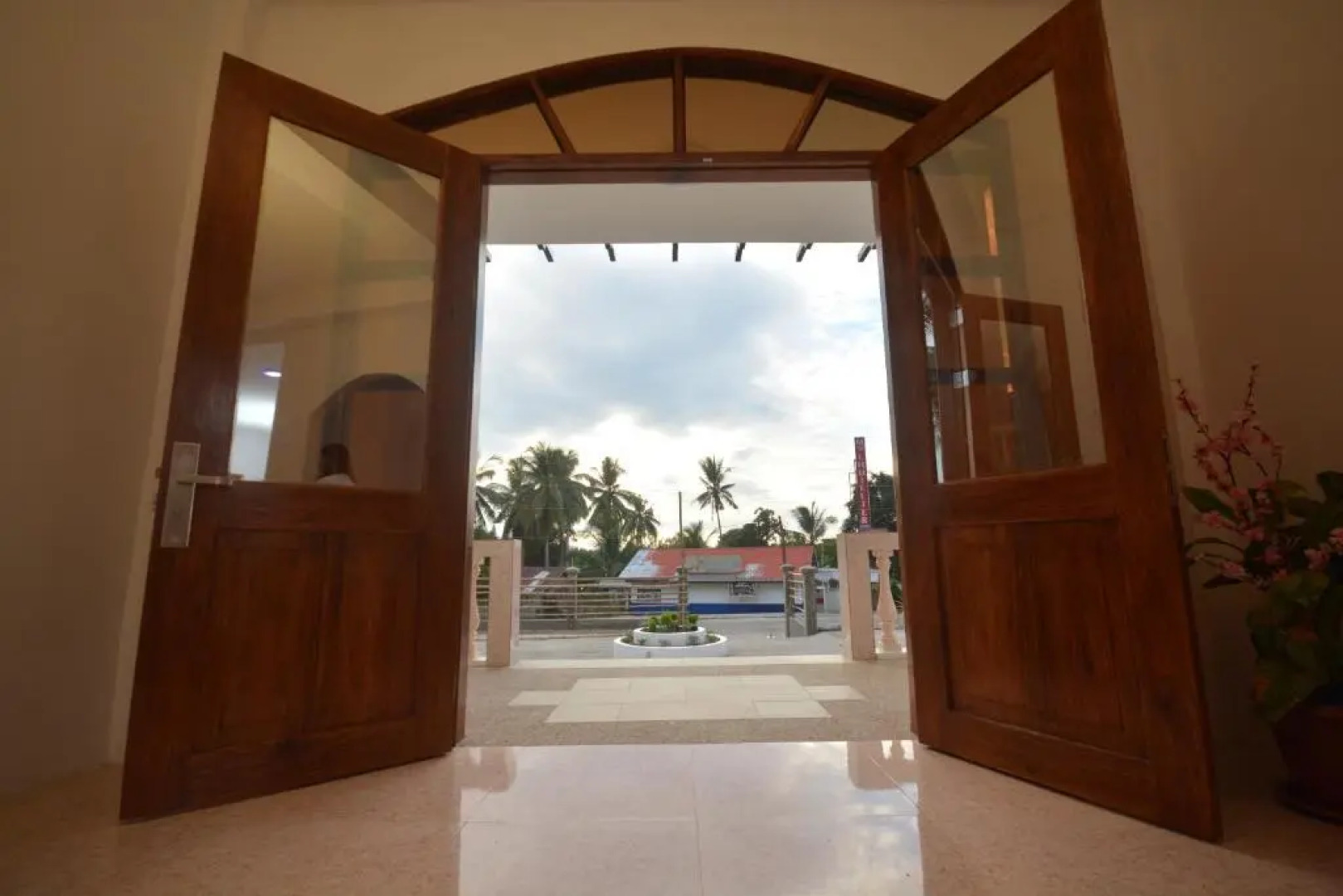 White Summerville Tourist Inn