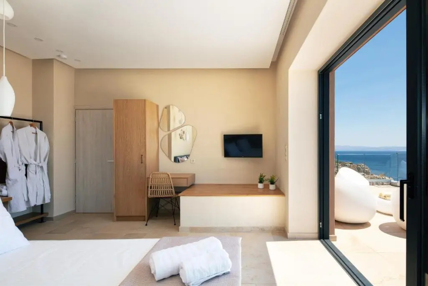 Seafront luxury villa with infinity pool & devine views!