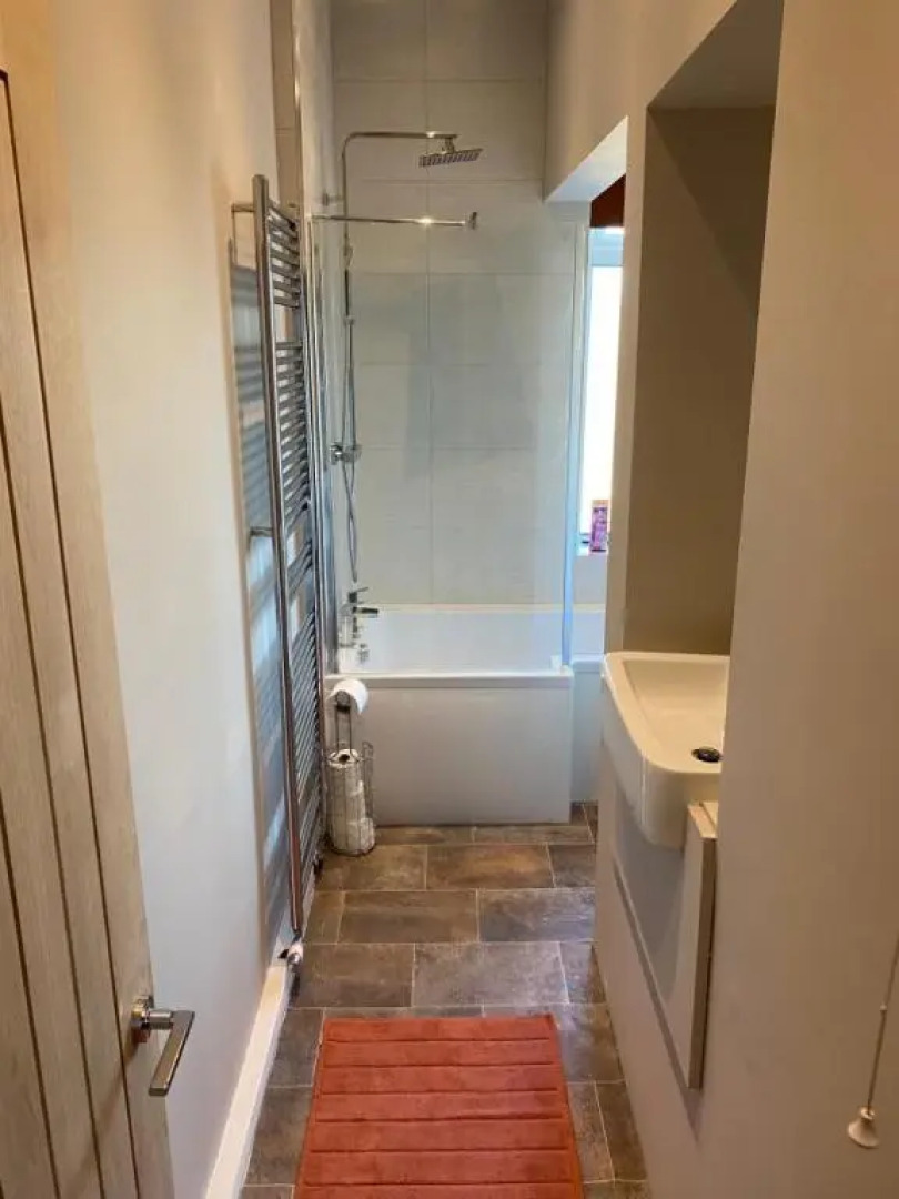 Honeybee Cottage, with a Log Fire & a Hot Tub.