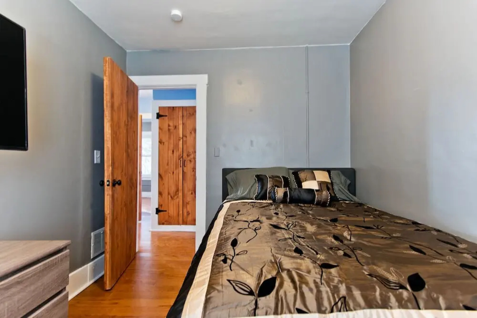 Amazing 5 Bedroom Downtown Ferndale House