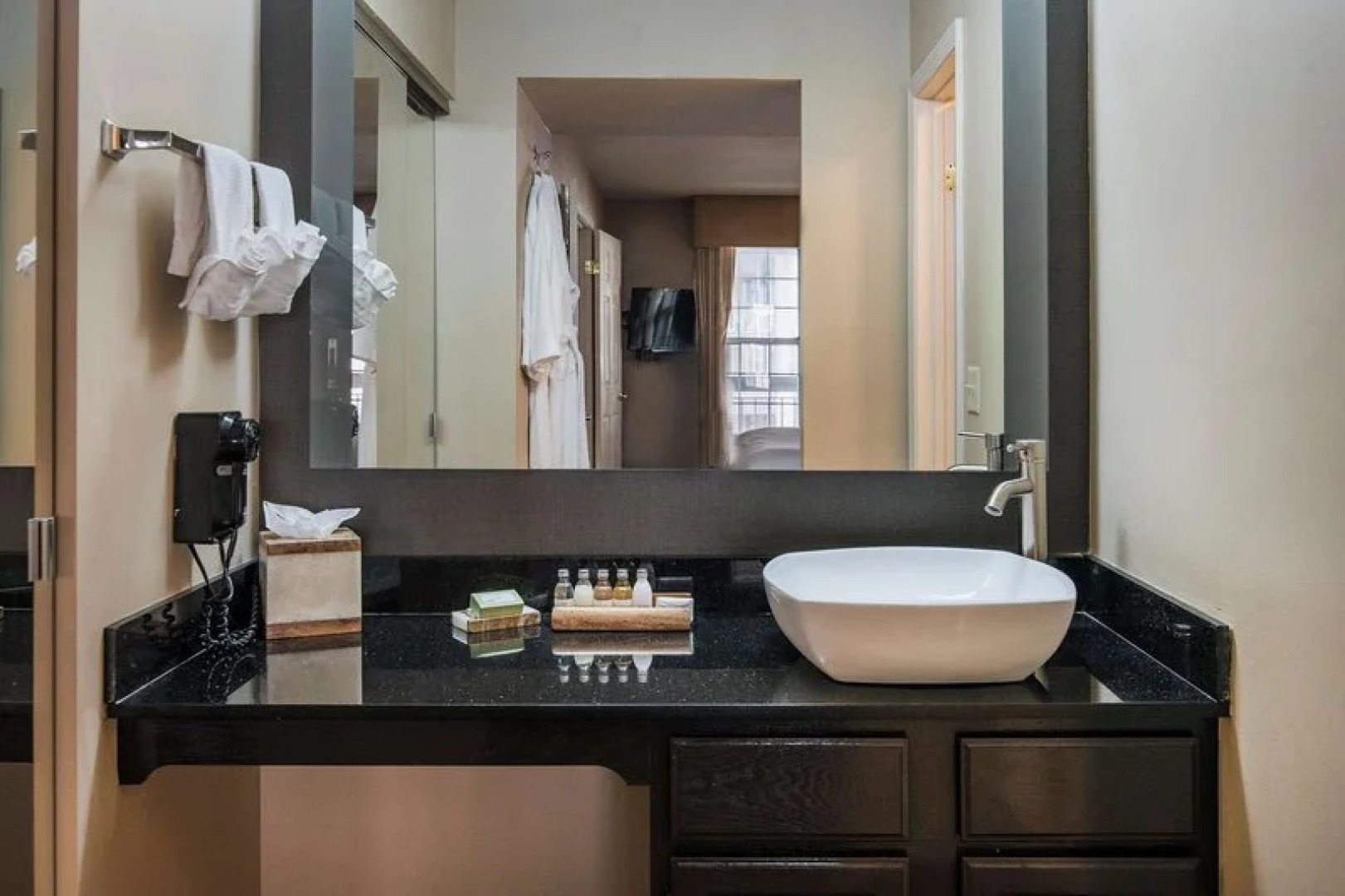 Cloverleaf Residence Suites