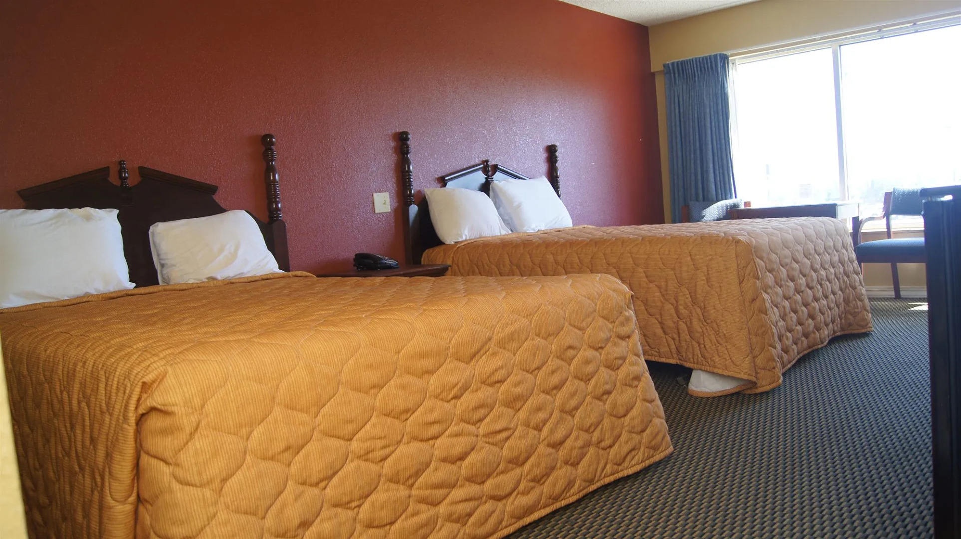 Holiday Lodge & Suites