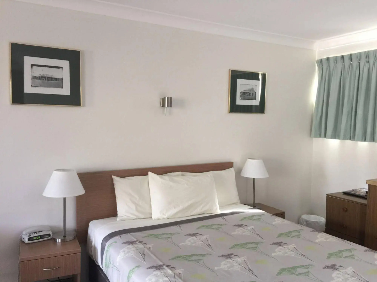 Ten Dollar Town Motel