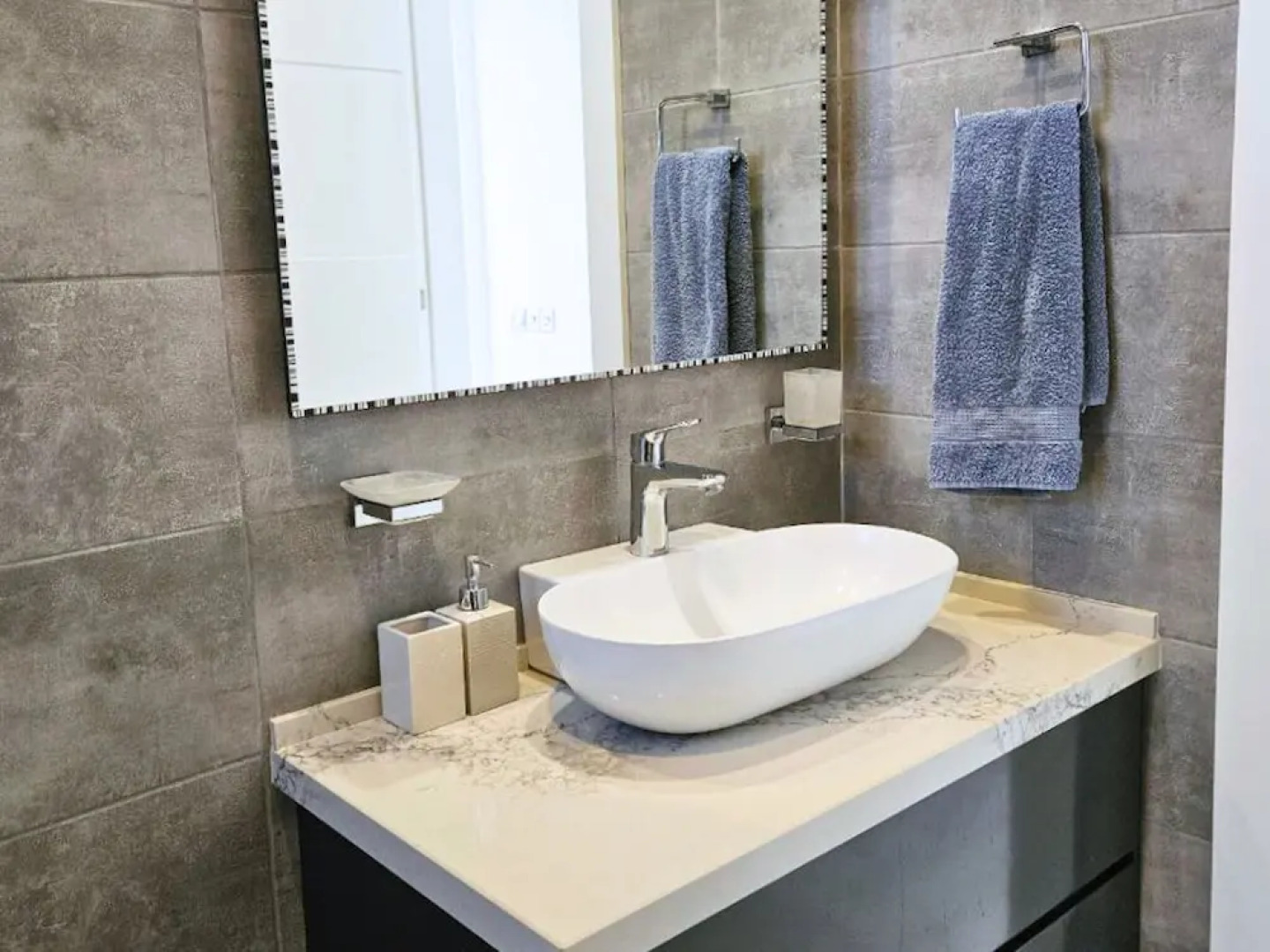 Serene Three-bedroom Retreat in Unforgettable Setting