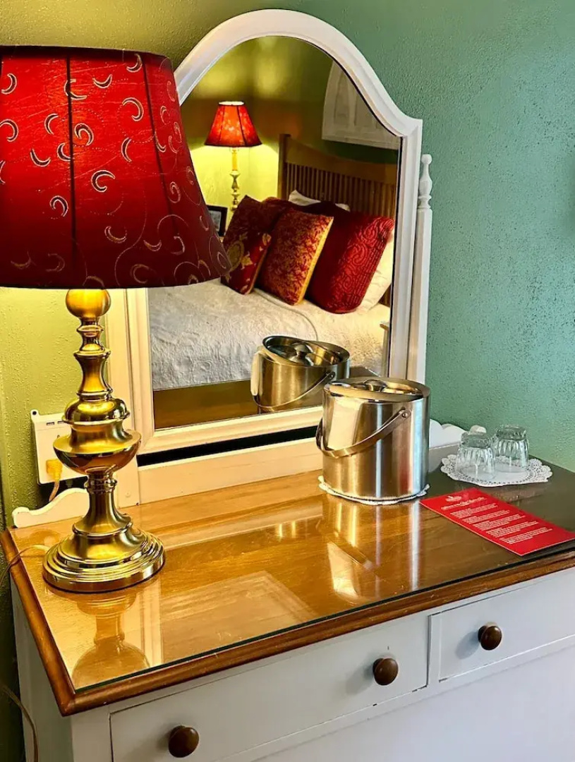 Red Rocker Inn