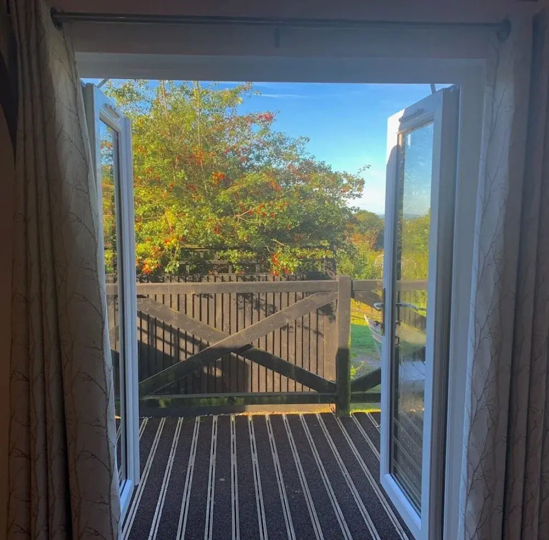 Flint Cottage - Sleeps 6 - Private Woodland