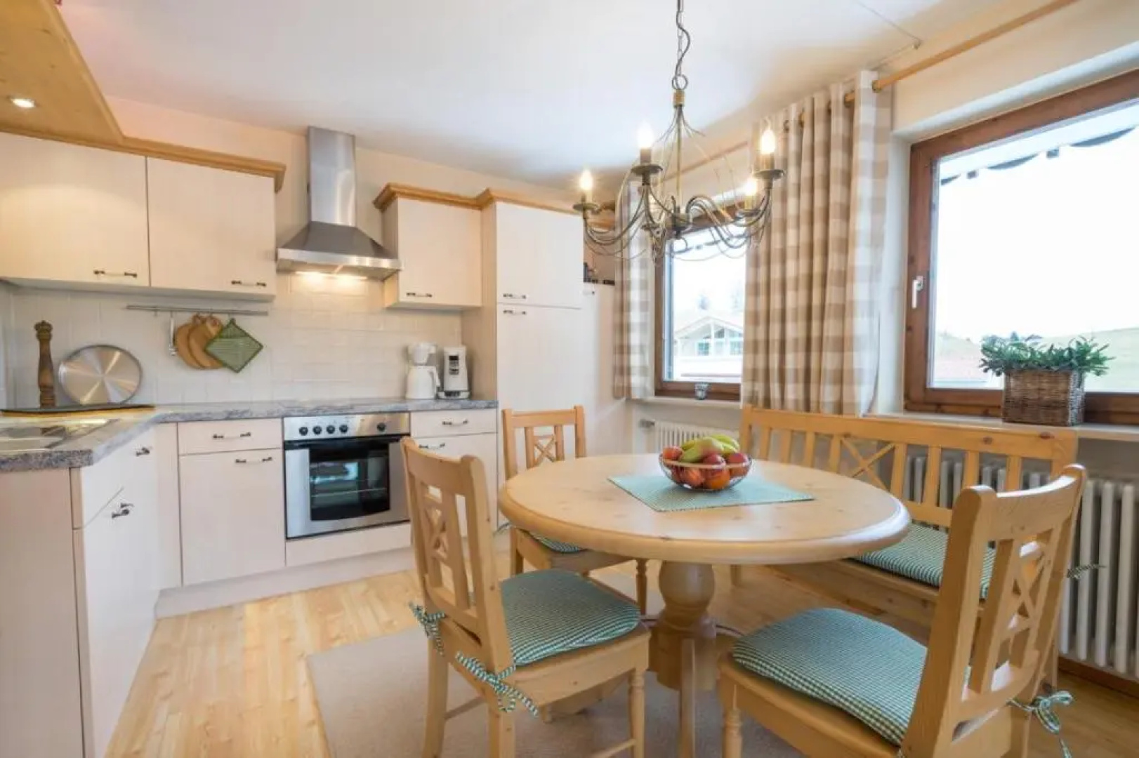 Wintertraum im Allgäu Alpine und Deluxe Sonnenwinkel, 4 Sterne Klassifiziert, WLAN gratis, großer Balkon mit Bergsicht, ruhig und doch zentral gelegen, tolle neu renovierte Ferienwohnung mit separaten Schlafzimmer, Brötchenservice, Hunde auf Anfrage