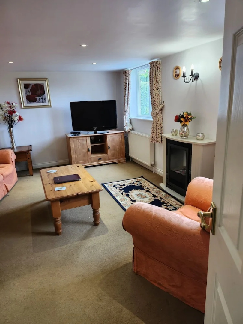Cottage Sleeps 4 - Pet Friendly w Free Parking