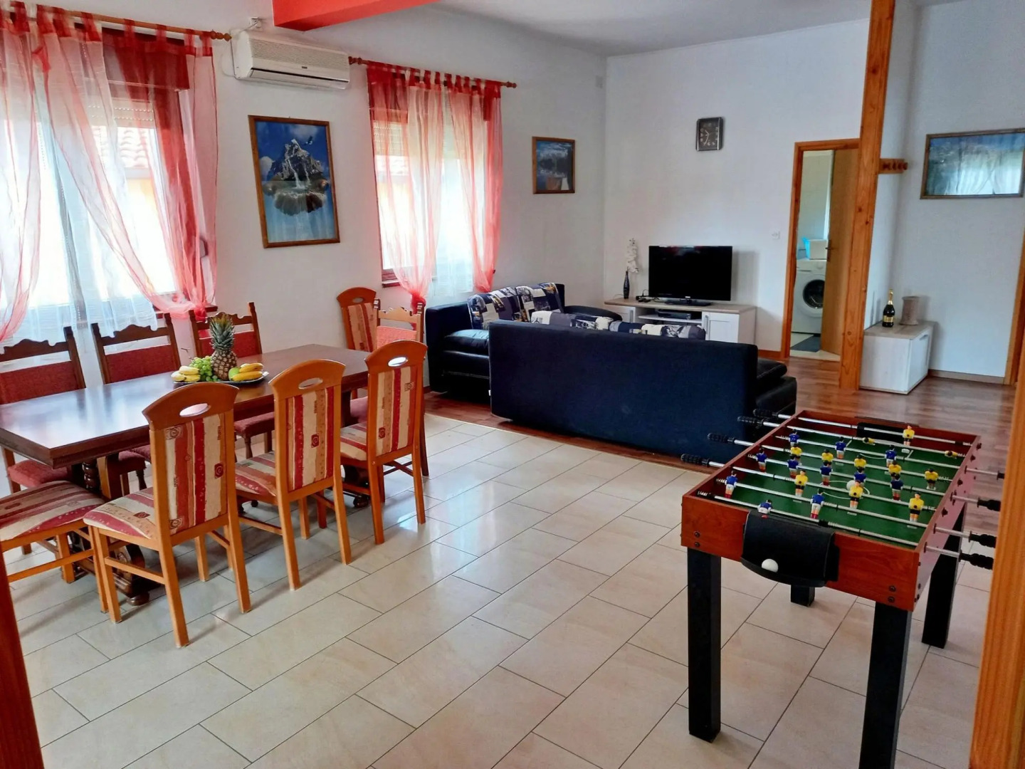 Detached House at Country Side, Fenced Private Garden Ideal for 2 Fam, Wifi