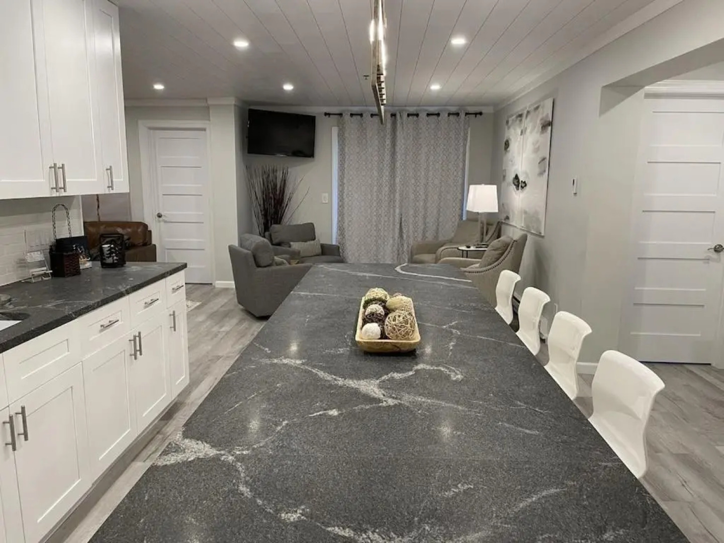 Newly renovated 4 bedroom condo. Short 150 yard walk to ski lift. Hot tubs.