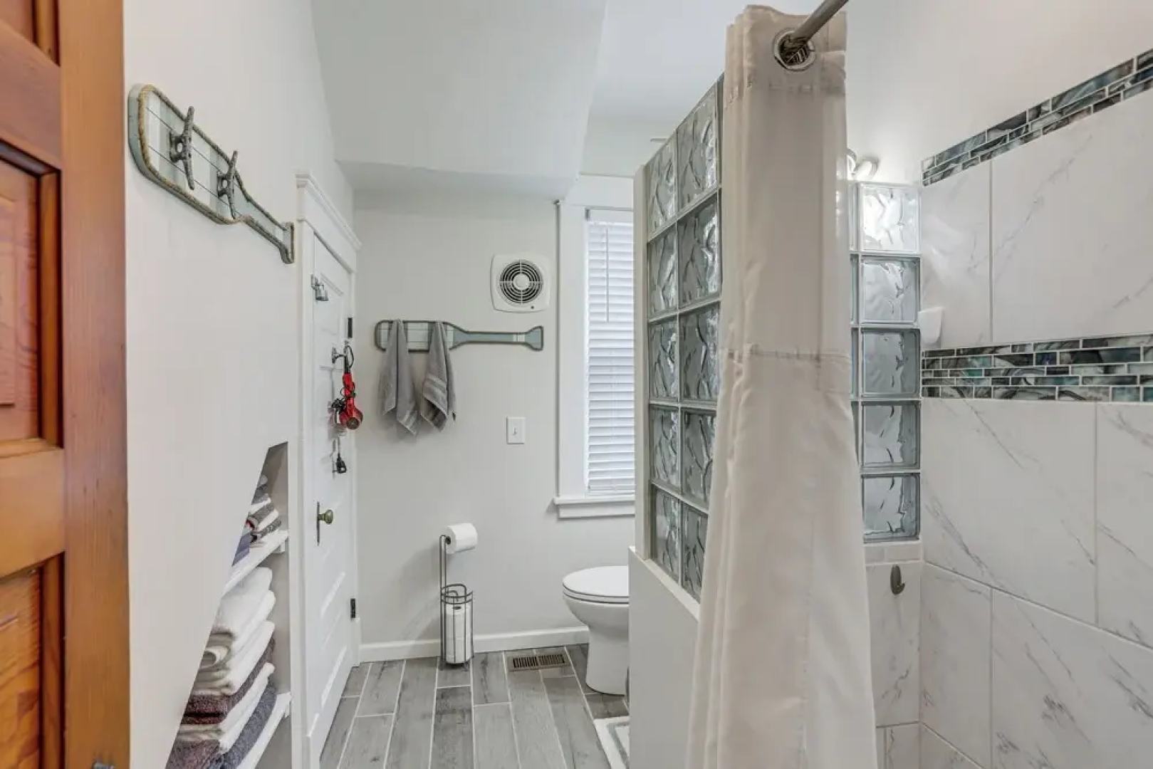 3 Mi to Cedar Point: Sunny Sandusky Home w/ Yard