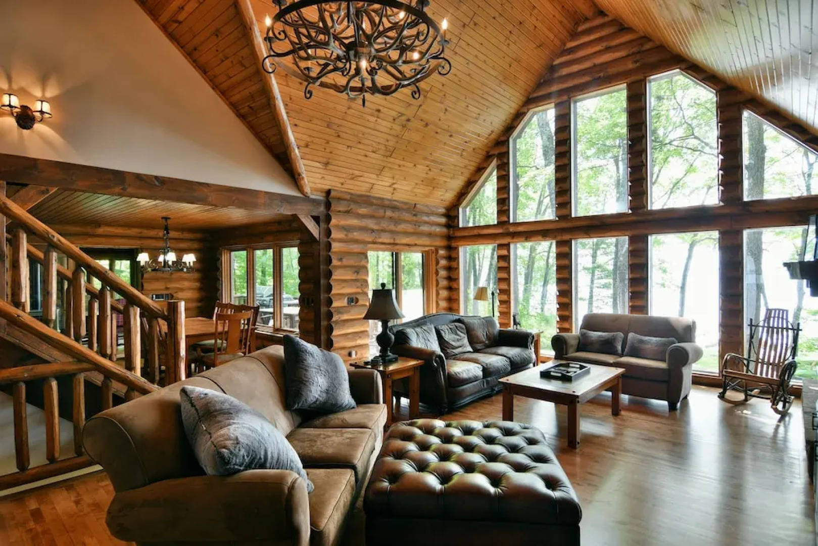 Lumberjack Lodge 5 Bedroom Home by RedAwning