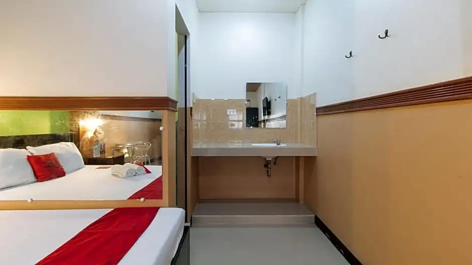 RedDoorz Plus near Municipality of Luisiana Laguna