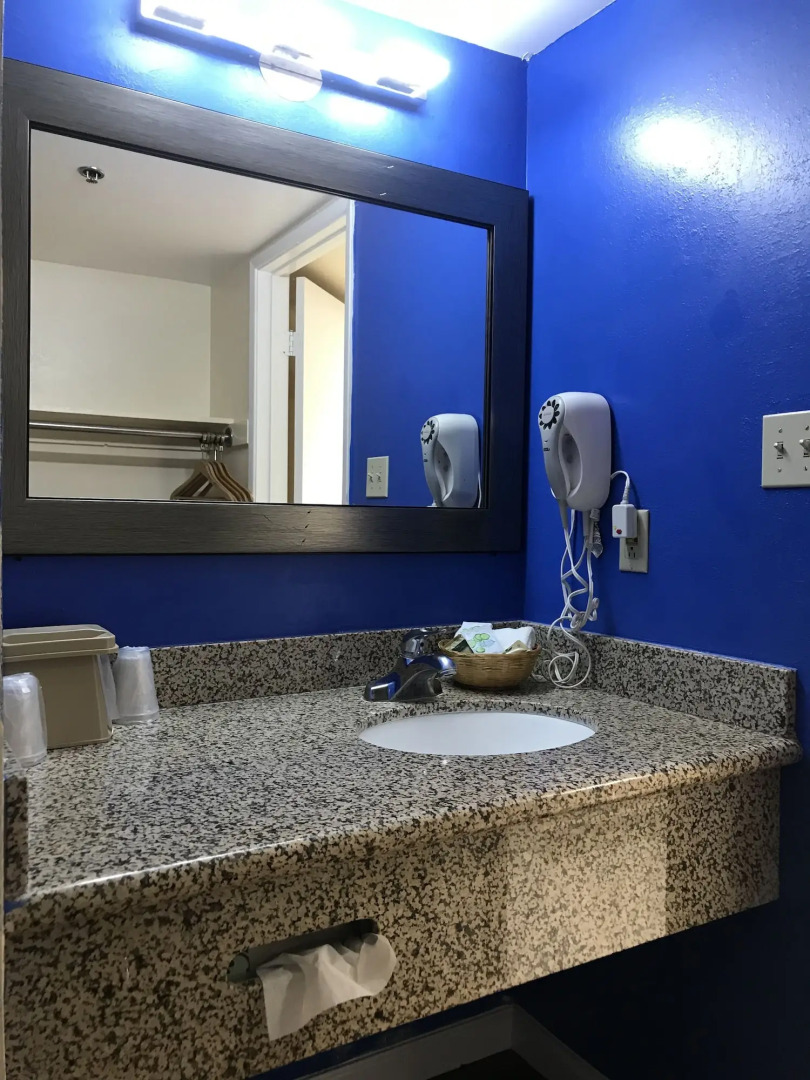 California Inn and Suites Bakersfield