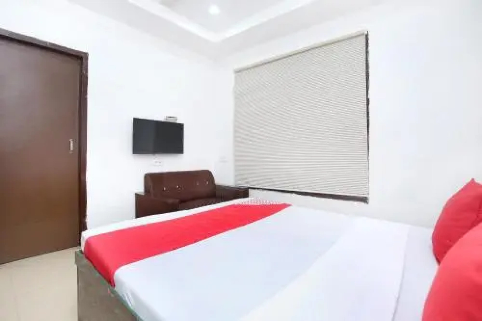 OYO 23276 Hotel Blu Hill