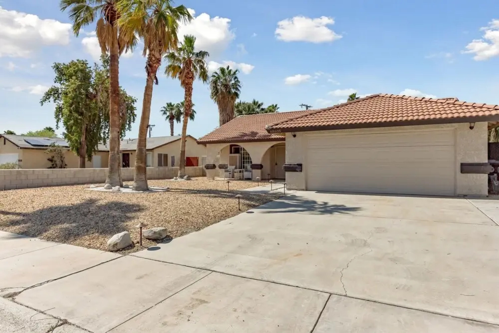 Desert Oasis Getaway 5 Bedroom Home by Redawning