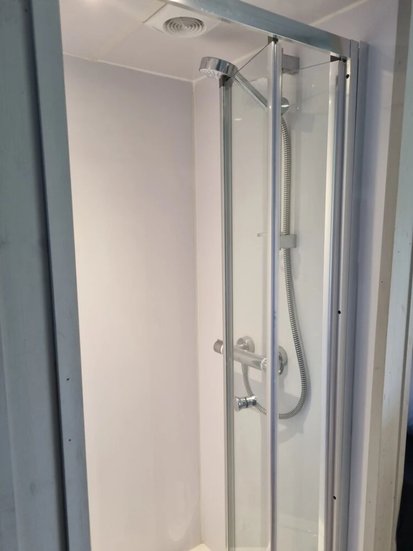 Glamping Hut - Sleeps 2, hot tub & Parking