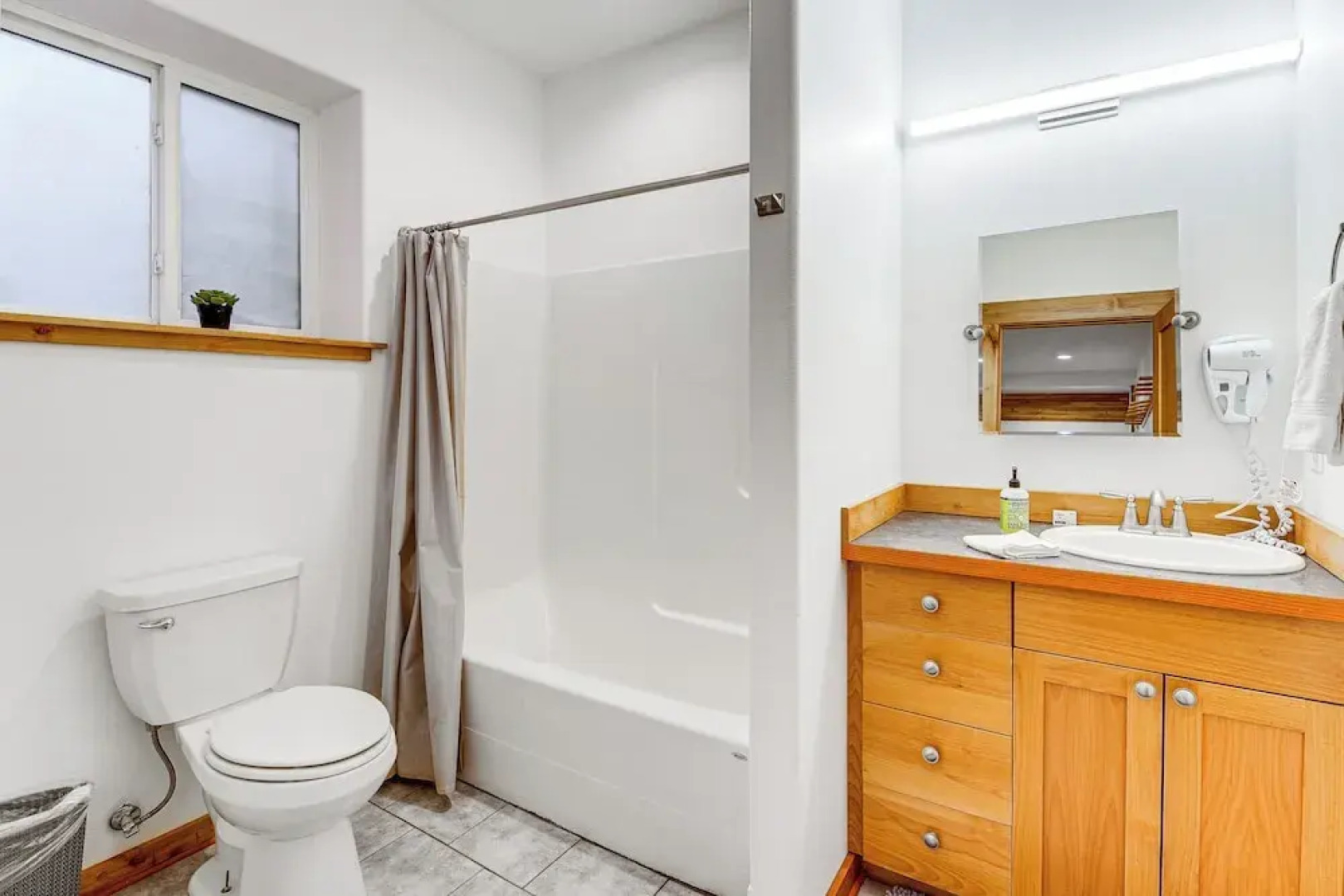 Lake Wenatchee Getaway w/ Water & Mountain Views!