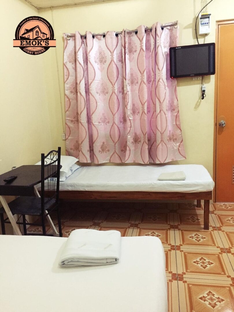 Emok's Guest House - Hostel