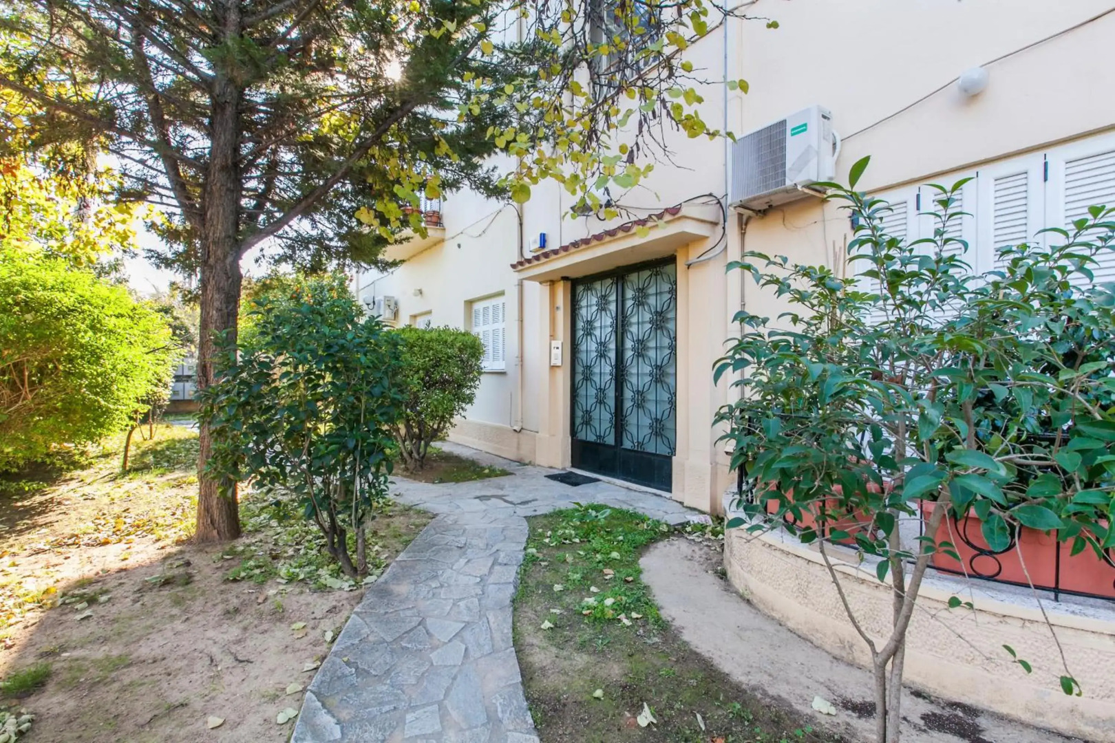 Trendy Minimal Flat in posh Athens