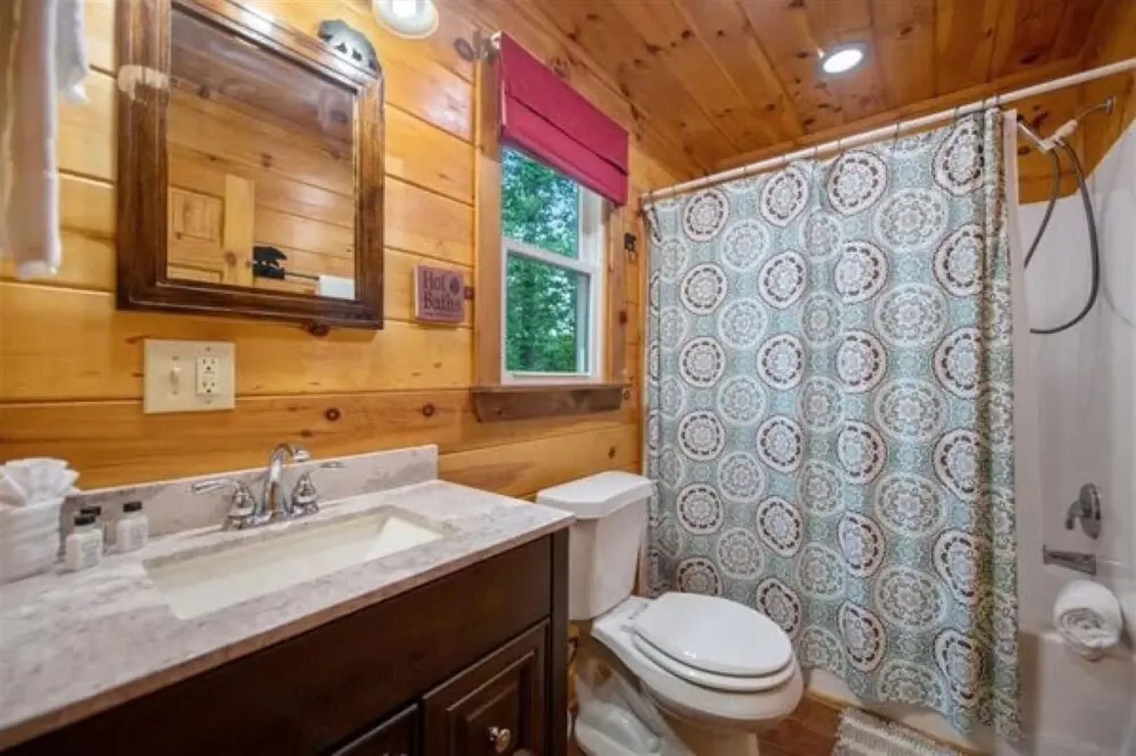 Ricks Retreat Charming Log Cabin Firepit Ping Pong hot tub Close to Blue Ridge