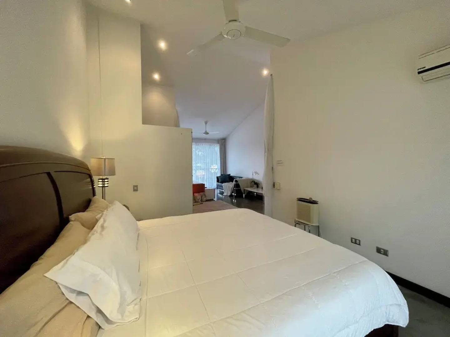 Beautiful Spacious Loft 2 Bedrooms 2 Full Baths 2 car Garage in Downtown