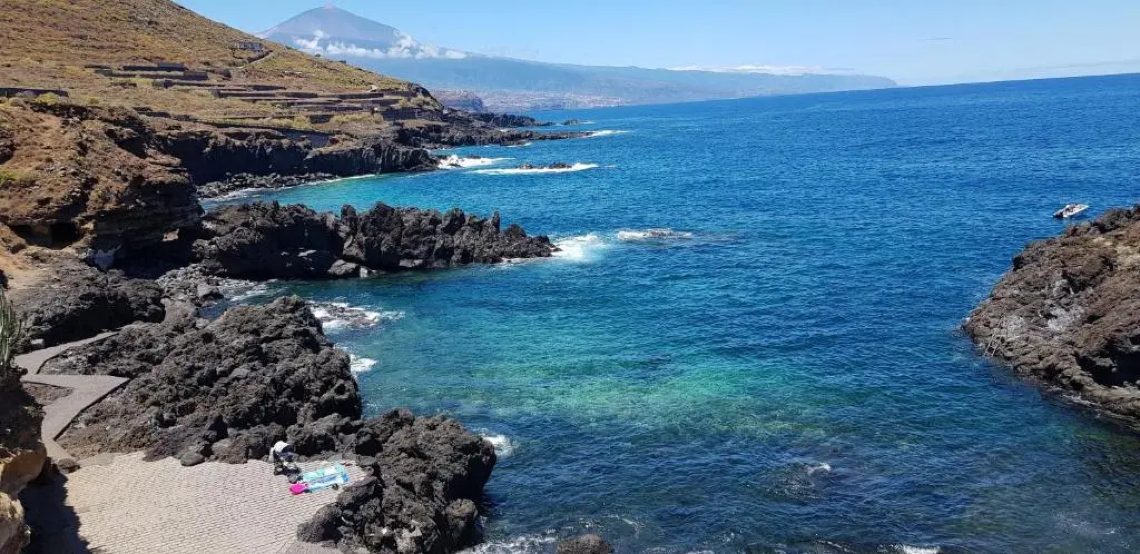 Valle, montañas y mar cristalino