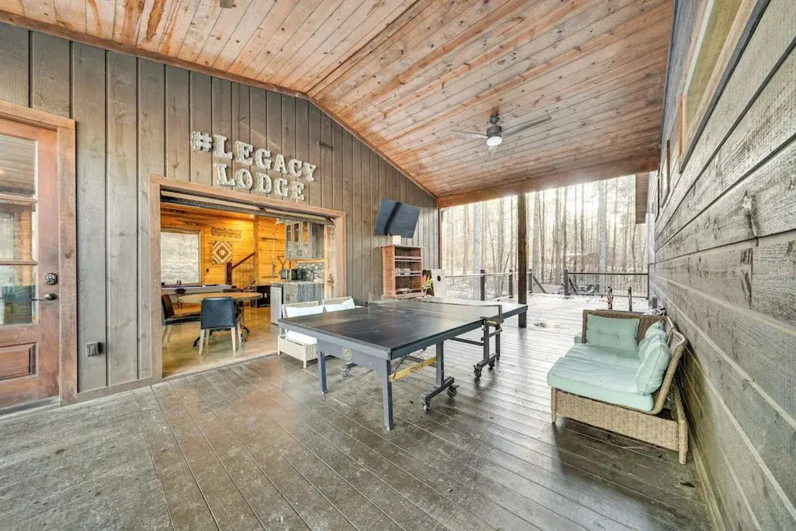 Hot Tub & Game Room: Spacious Cabin in Broken Bow!