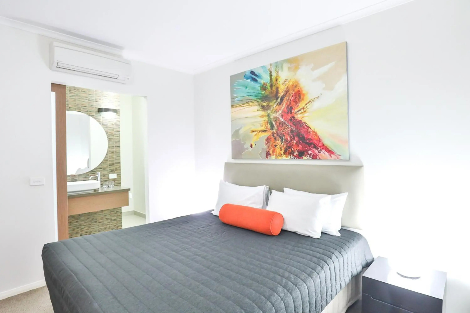 Indulge Apartments - Ontario