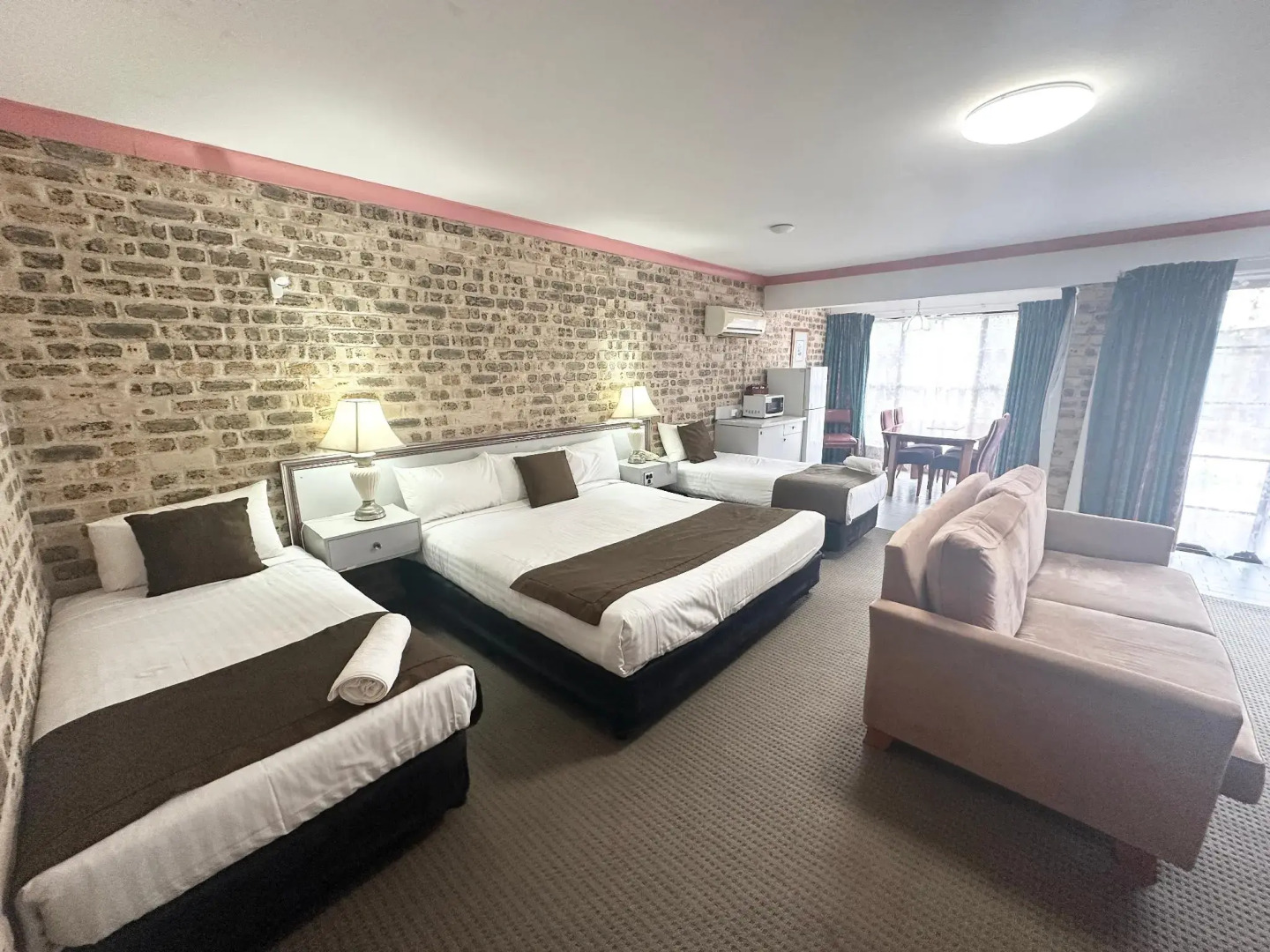 Airport Motel Sir Francis Drake