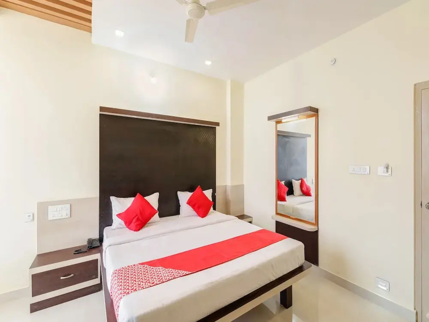 OYO 24959 Slv Royal Inn