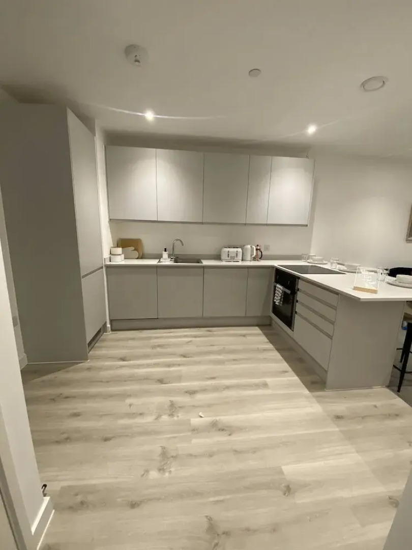 Lakeside - Central Apartment - Free Parking - Cinema Room