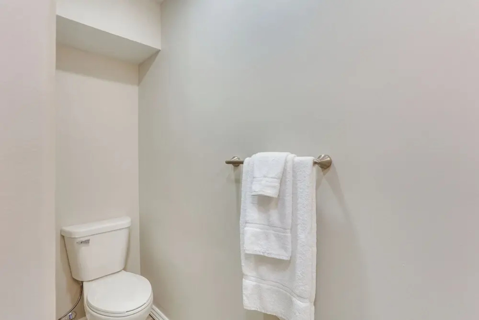 Half-mi to Oakland City Golf Club: Sleek Apartment