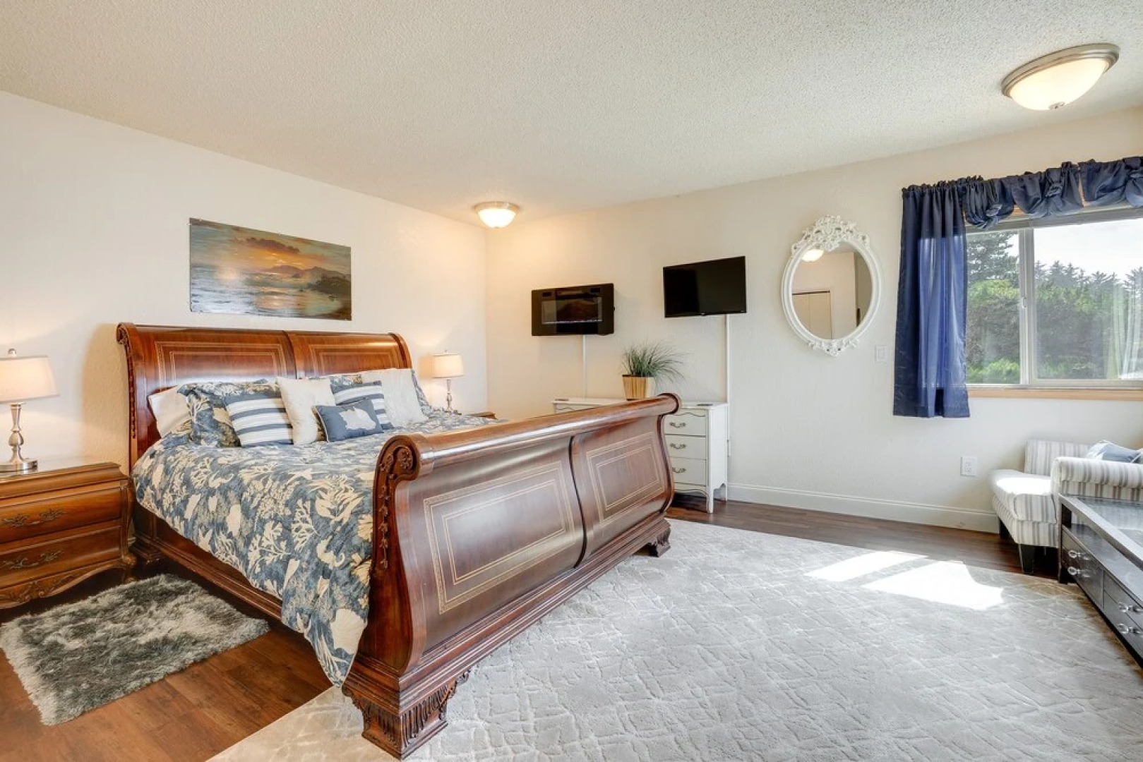 Waterfront Coos Bay Retreat w/ Kayaks!