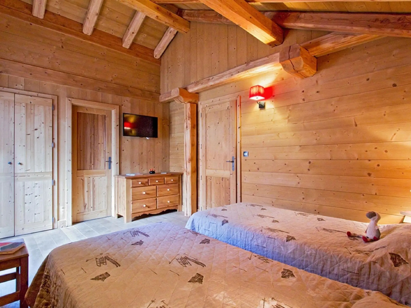 Delightful 14-person chalet with sauna and pool in Les Deux Alpes