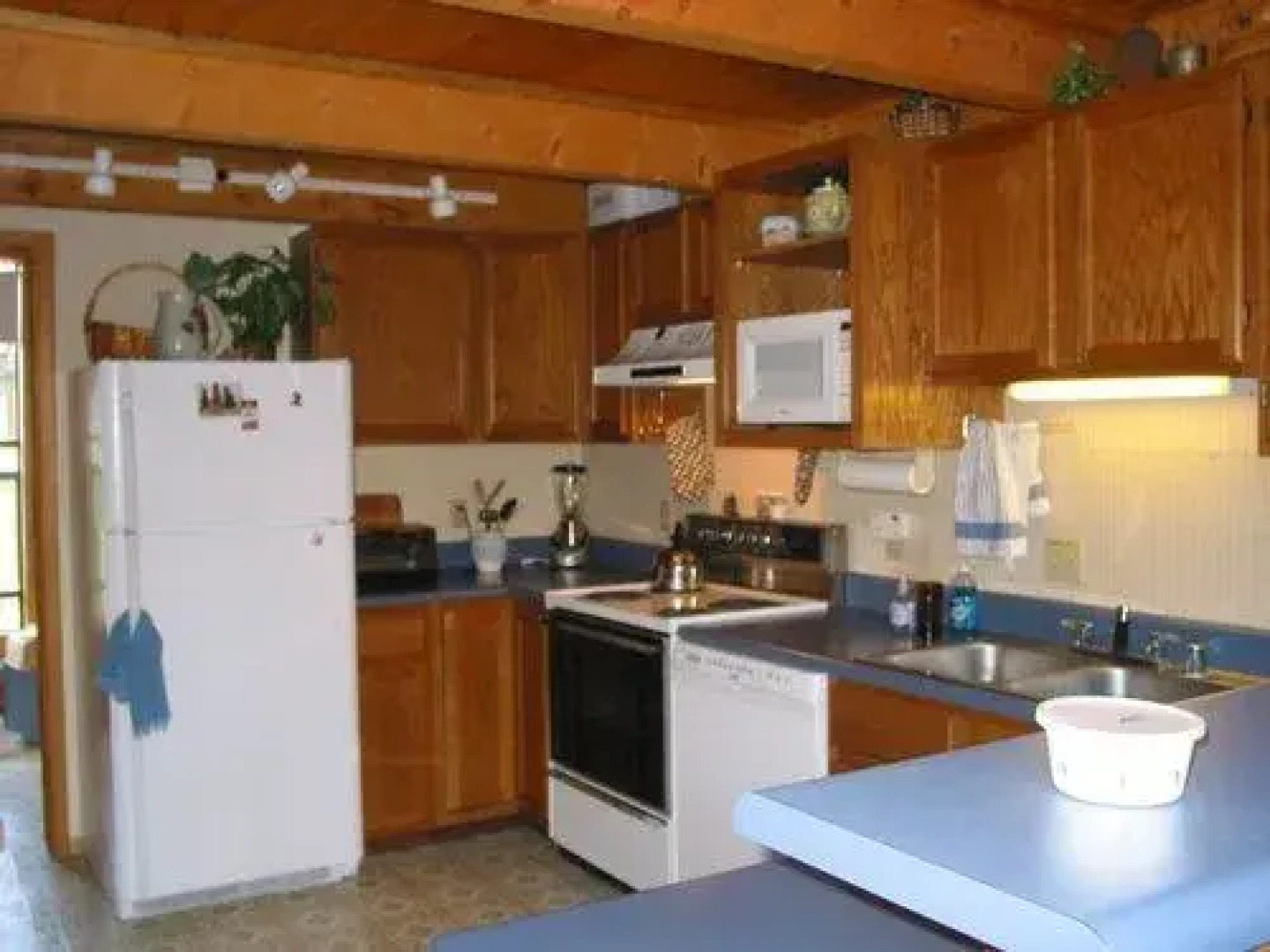 Aunt M's Kick Back 3 Br Cabin by RedAwning