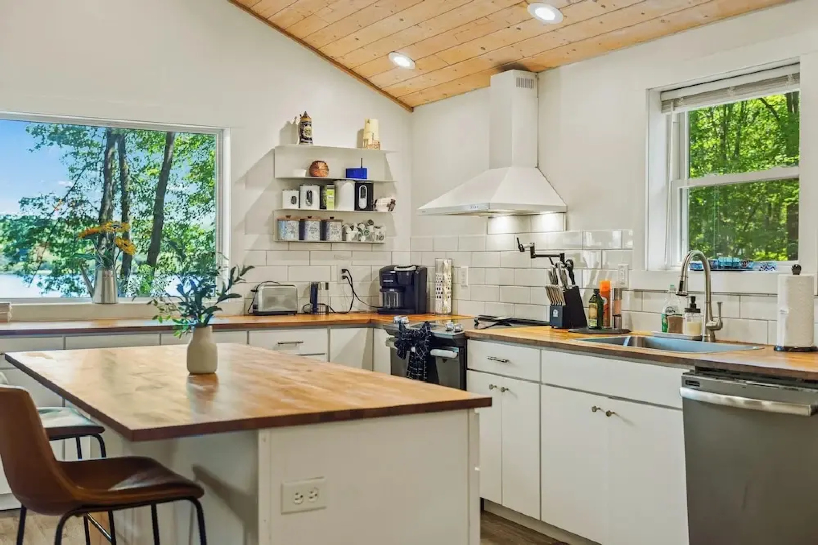 Lake Daze by Avantstay Lakefront w/ Modern Interior, Enclosed Porch & Hot Tub