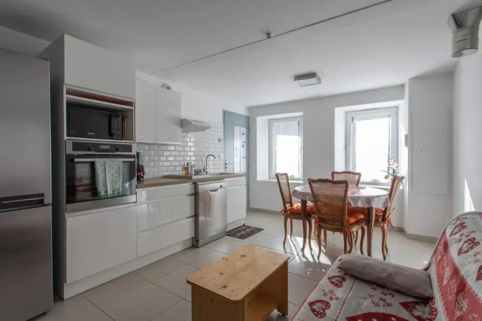 Rez-de-chaussée centre ville d'Embrun 3 étoiles