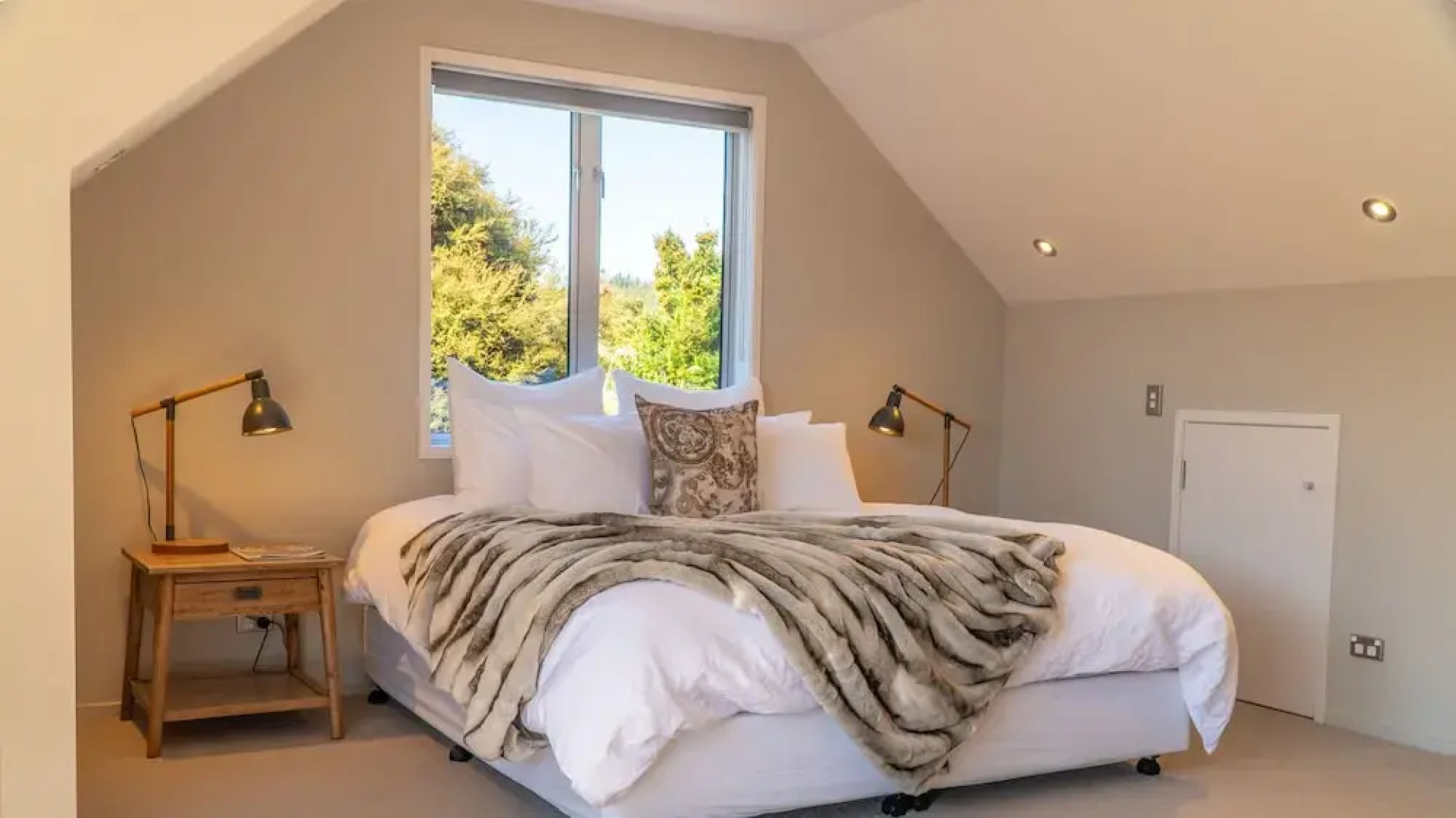 Expansive Family Retreat With Stunning Views of Lake Wanaka and the Mountains