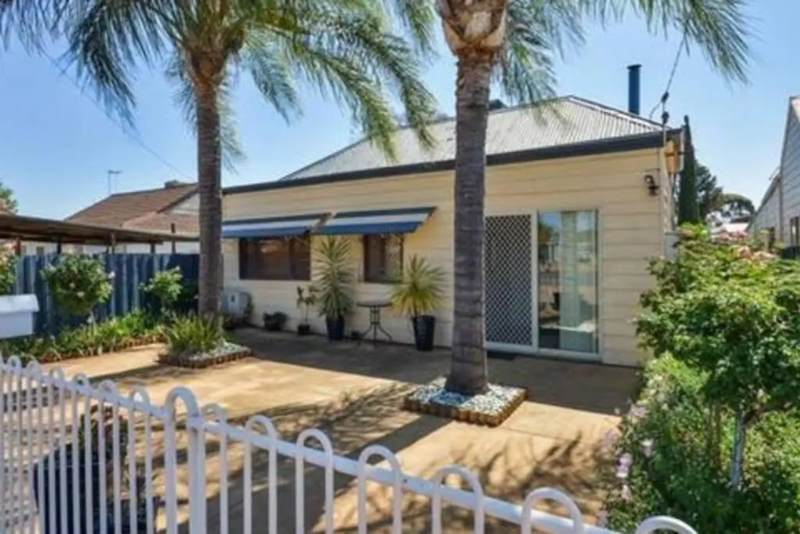 3 bedroom 2 bathroom home walking distance to town