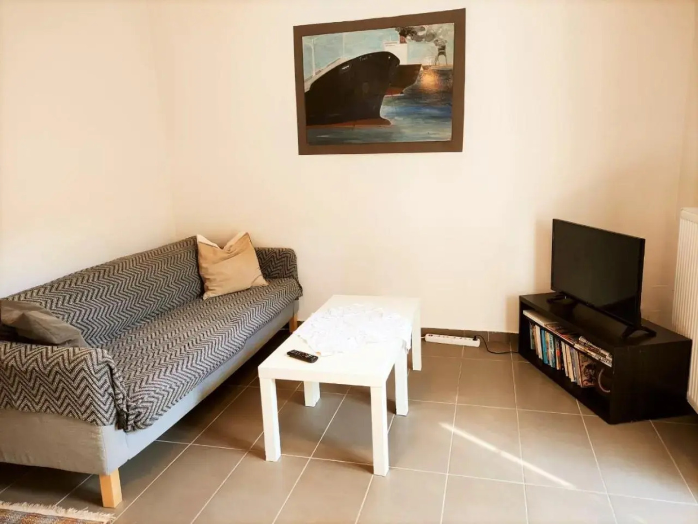 20' from the airport,20' from the center of Athens