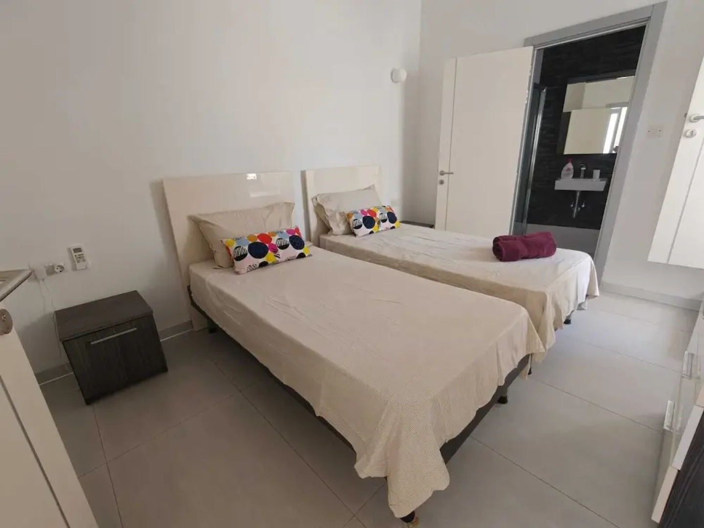 Twin Room with Laundry in Pembroke