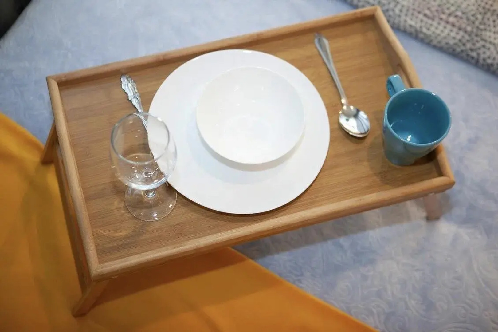 Диван и чемодан на улице Сибиряков-Гвардейцев